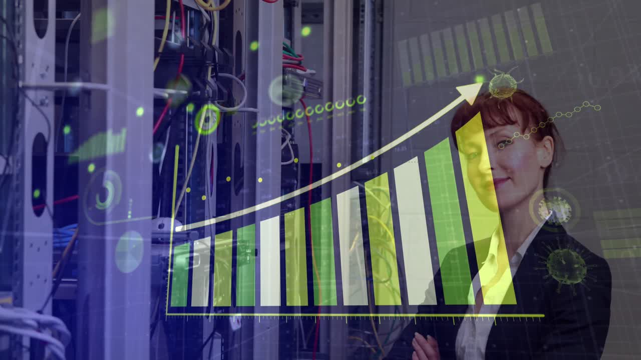 animación del procesamiento de datos sobre una trabajadora caucásica en la sala de servidores