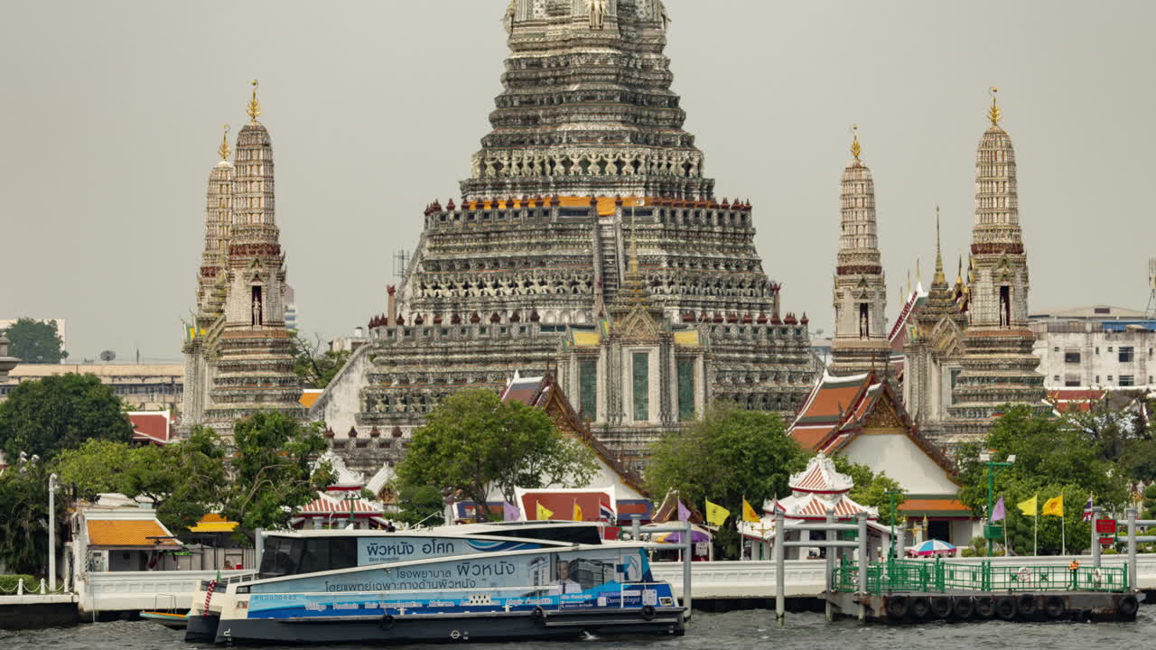 Wat Arun Ratchawararam Ratchawaramahawihan in Bangkok, Thailand
