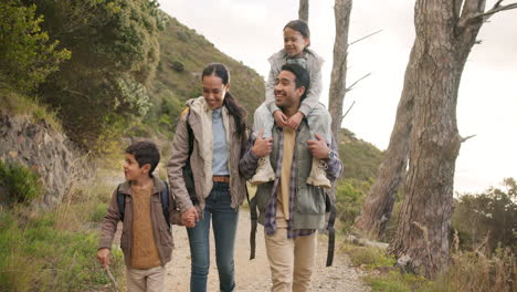 familia feliz, caminando y tomándose de la mano en la naturaleza