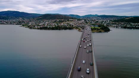vista de un avión no tripulado de un puente ocupado con el paisaje urbano en el fondo