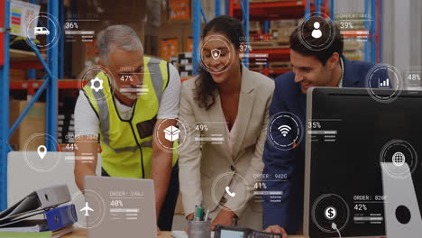 animación de iconos con procesamiento de datos sobre diversos trabajadores que utilizan computadora portátil en el almacén