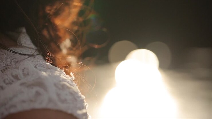 Женщина в солнечном свете