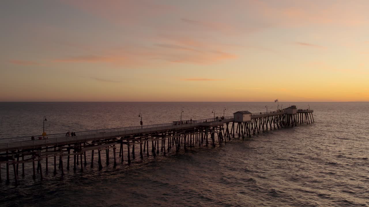Molo di San Clemente durante un bellissimo tramonto nella Contea di Orange - Ripresa aerea