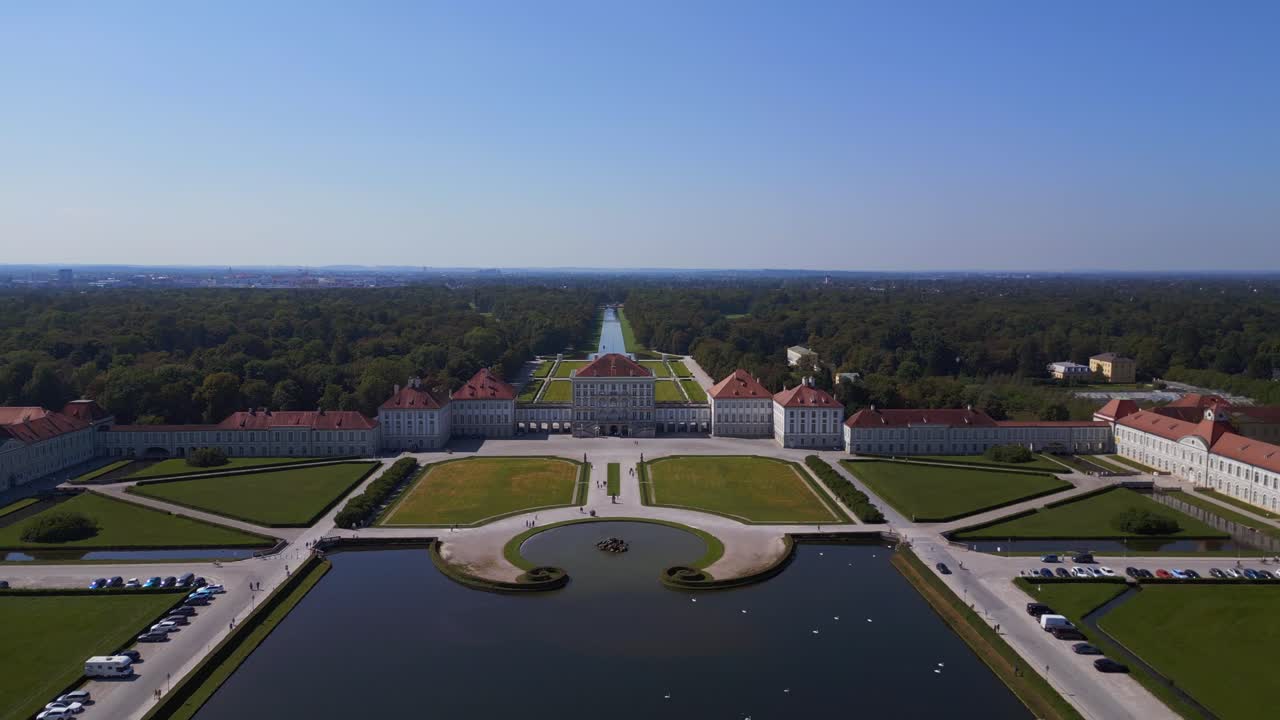 perfecta vista aérea de arriba vuelo castillo nymphenburg palacio paisaje ciudad ciudad munich alemania bávaro, verano cielo azul soleado día 23