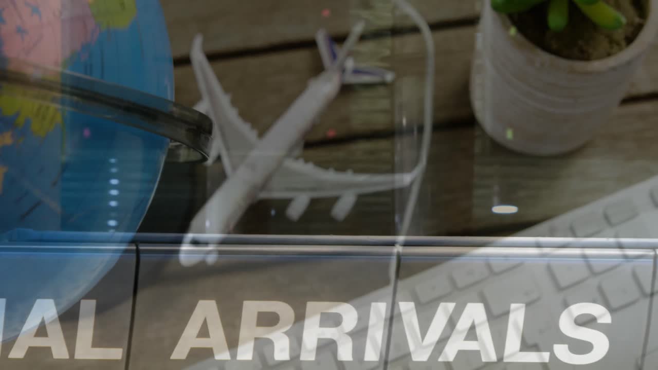 지구 회전, 비행기 모델 및 키보드에 대항하여 공항에서 디지털 보드