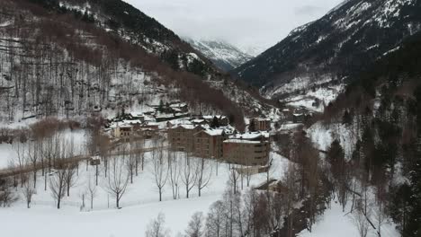 Vistas-Aéreas-De-Estaciones-De-Esquí,-Diferentes-Paisajes-Y-Espectadores-En-Andorra-Durante-Los-Tiempos-De-Covid