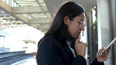 Mujer-De-Negocios,-Utilizar,-Smartphone,-En,-Estación-Ferroviaria