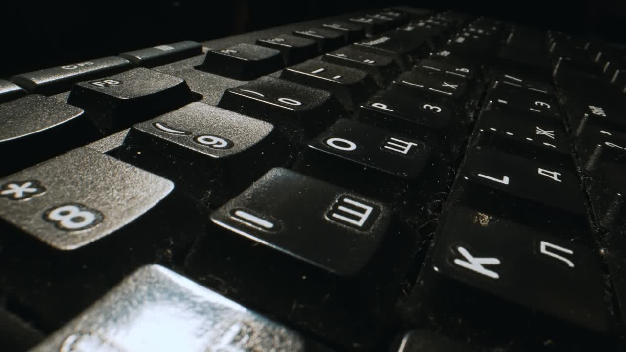камера летит над черной русско-английской клавиатурой.
