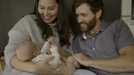 eine glückliche familie mit einem neugeborenen