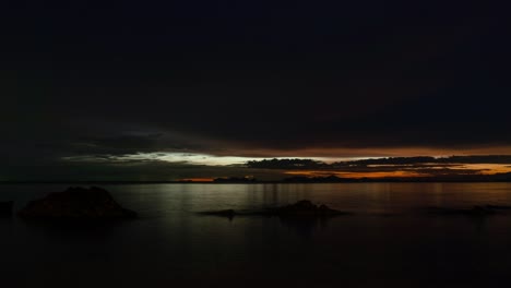 Impresionante-Lapso-De-Tiempo-Al-Atardecer-En-Koh-Jum-Golden-Pearl-Beach,-Tailandia