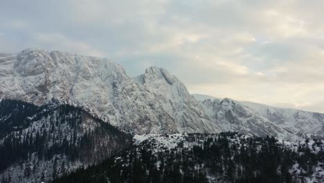 Fachada-De-Montaña-Rocosa-áspera-Y-Blanca-Y-Bosque-Nevado-En-El-Día-De-Invierno-En-Polonia---Toma-Aérea