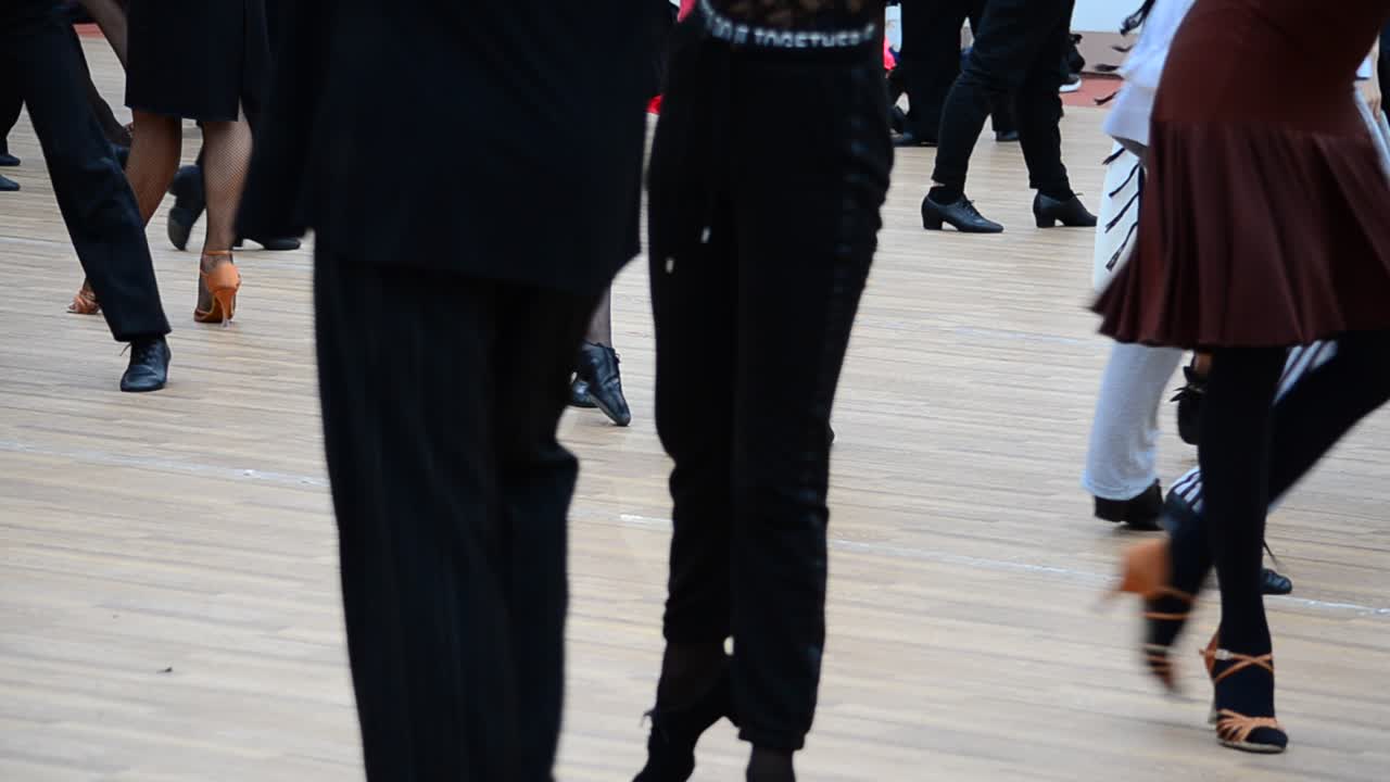社交ダンスの練習。人々とダンス。