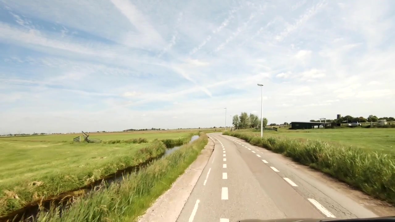 POV dall'auto in corsa su strada di polder nel paesaggio olandese vicino ad Amsterdam, Olanda