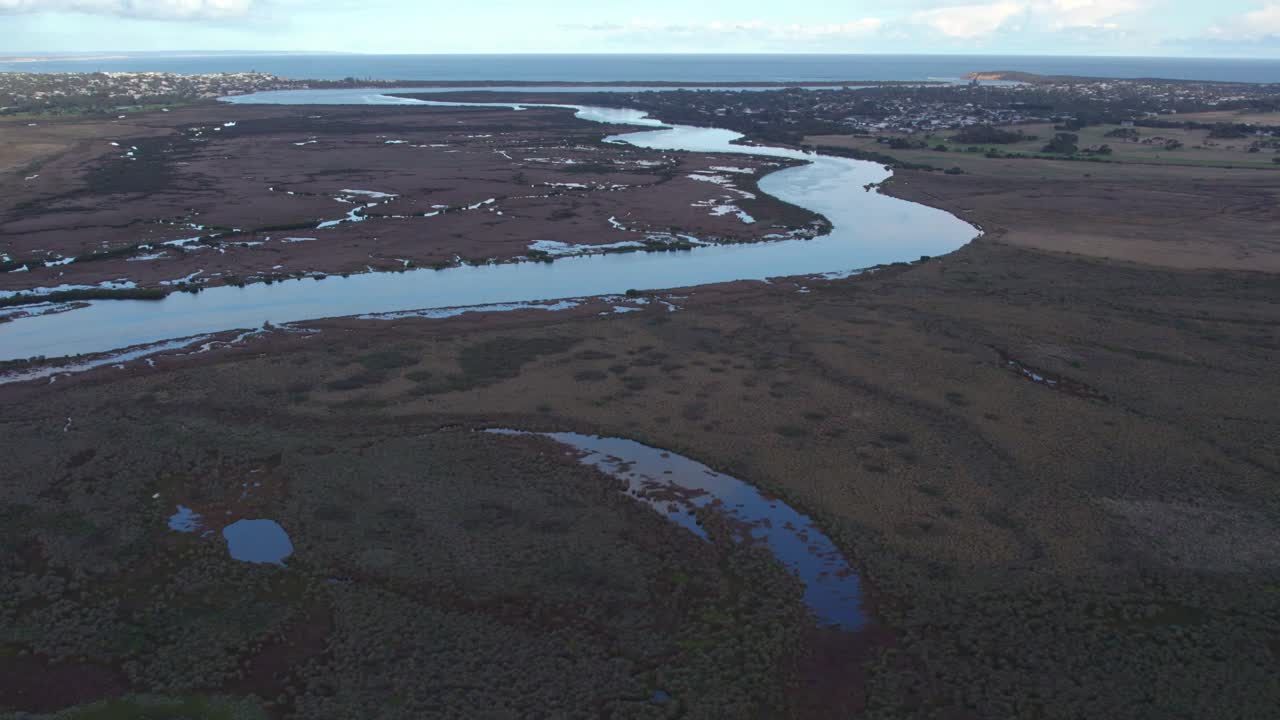 vista aérea mirando río abajo sobre el río barwon hacia barwon heads y ocean grove, victoria, australia