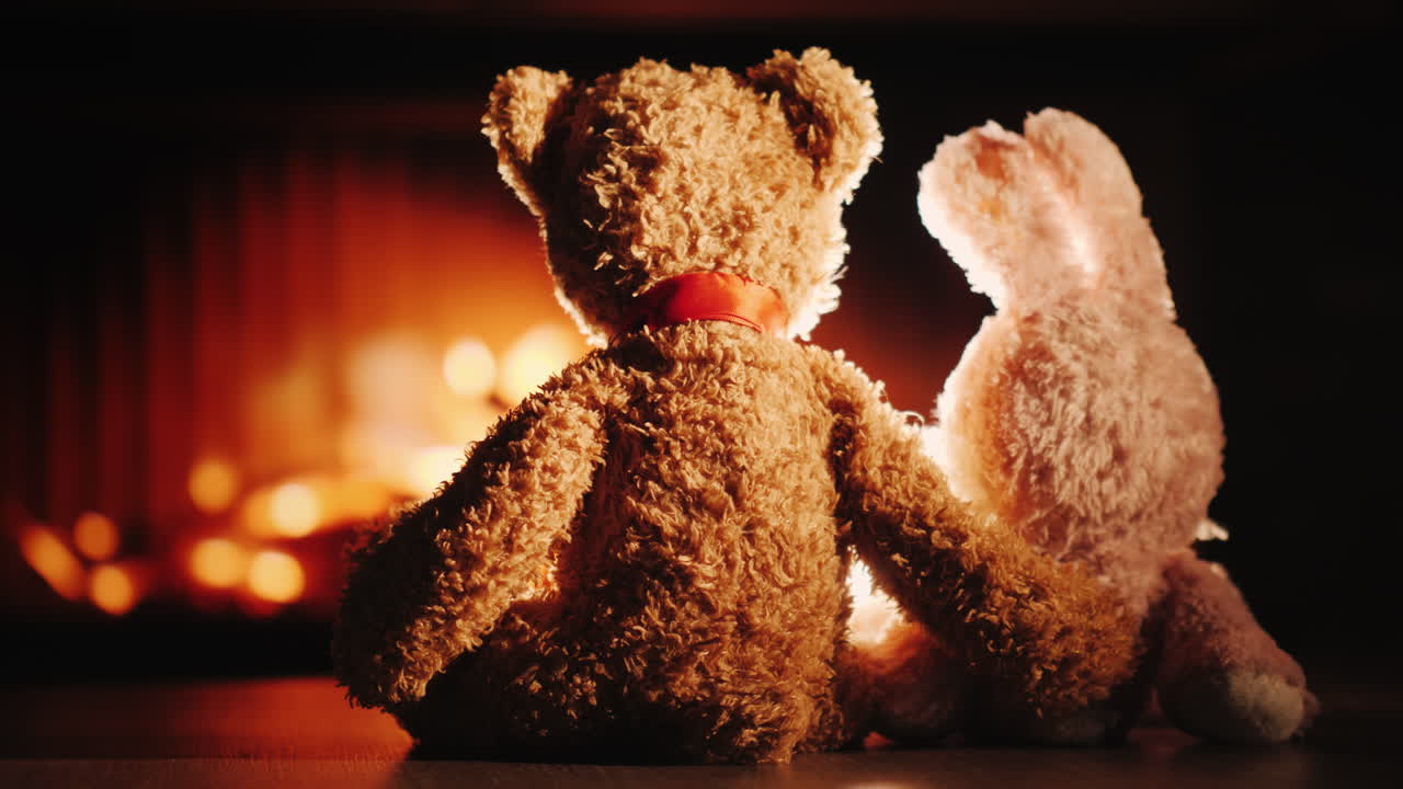 Zwei Freunde, ein Hase und ein Bär, kuscheln sich umarmend am Kamin – Freundschaft und Gemütlichkeit im Haus