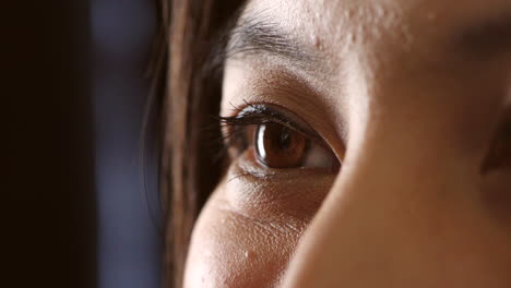 primer plano del ojo marrón del psicólogo expresando