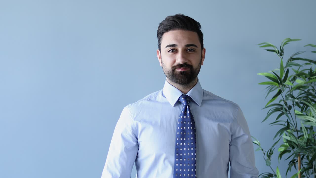 joven empresario que trabaja en la oficina