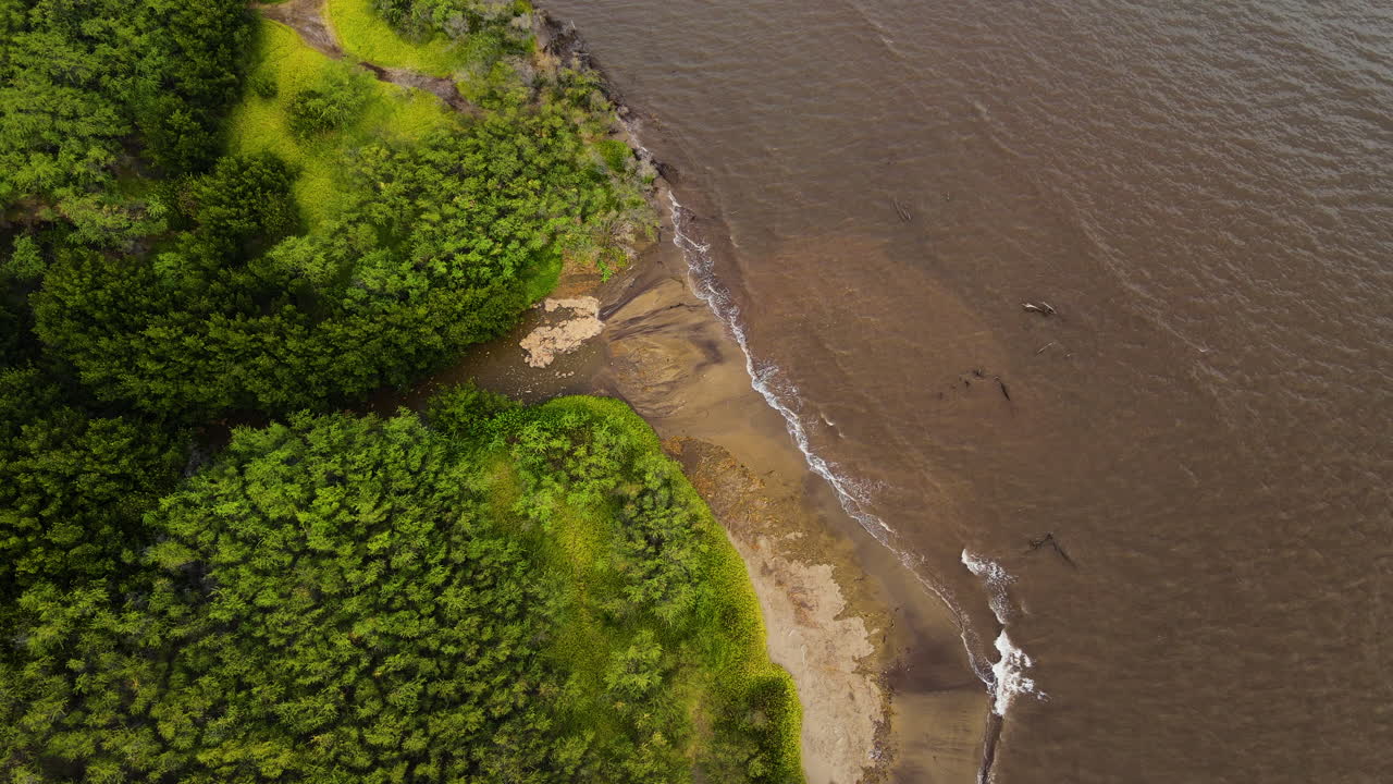 aguas contaminadas marrones causadas por depósitos de sedimentos en kawela, isla de molokai, hawaii