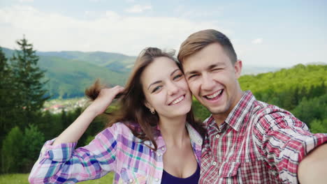 Glückliches-Paar-Macht-Selfie-Vor-Dem-Hintergrund-Wunderschöner-Berge,-Herrliche-Ferien-Und-Ferien