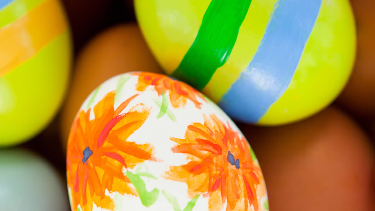 여러 가지 다채로운 부활절 달 ⁇ 이 놓여있는 애니메이션