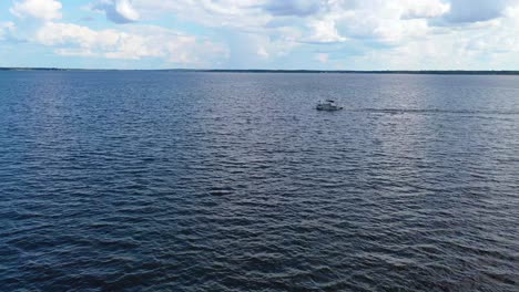 Antenne-Von-Einem-Ponton-Vergnügungsfischerboot,-Das-Auf-Dem-Ross-R-Barnett-Stausee-In-Der-Nähe-Des-Alten-Trace-Park-Jackson-Mississippi-1-Unterwegs-Ist