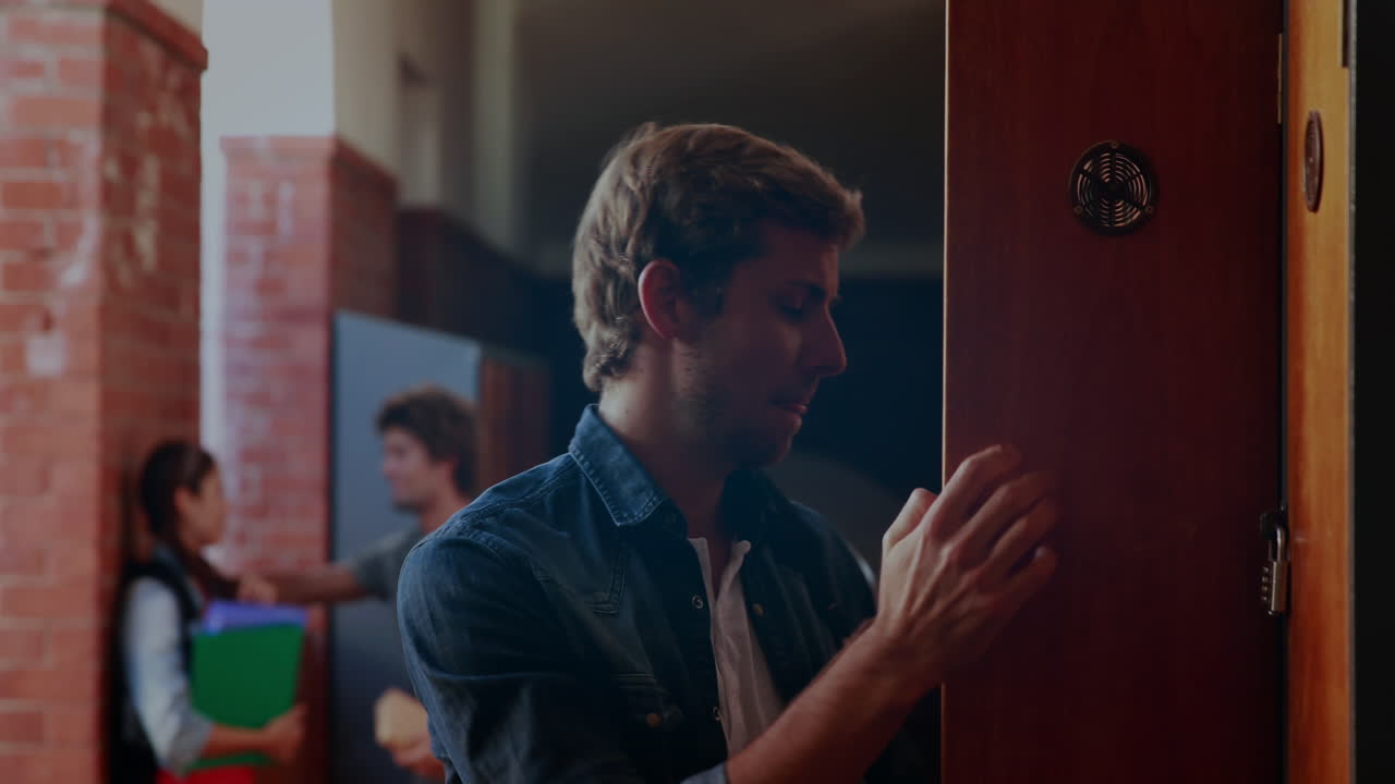 animación de relámpagos sobre un estudiante caucásico en la escuela