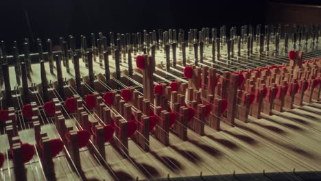cuerpo de sonido del piano, la cámara se mueve desde el exterior hacia adelante a la izquierda, cámara lenta, madera oscura, amarilla