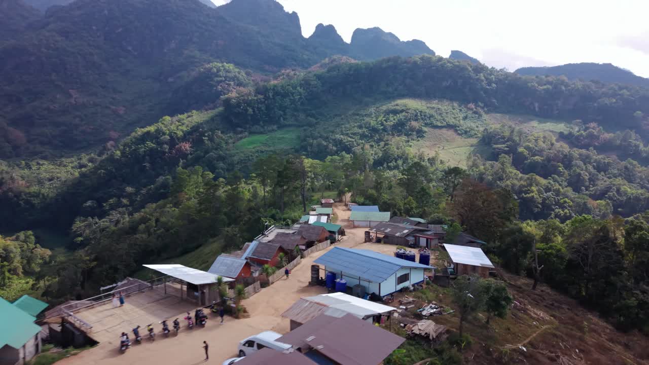 Toàn cảnh trên không của Điểm ngắm cảnh Doi Luang Chiang Dao với phong cảnh núi non (2)