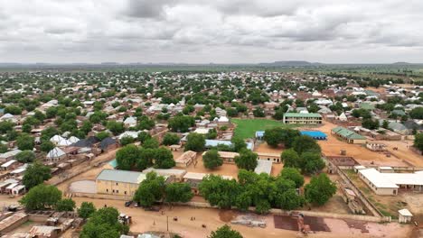 Toma-Aérea-Estática-De-Un-Hermoso-Asentamiento-Rural-En-El-Sur-De-Níger.