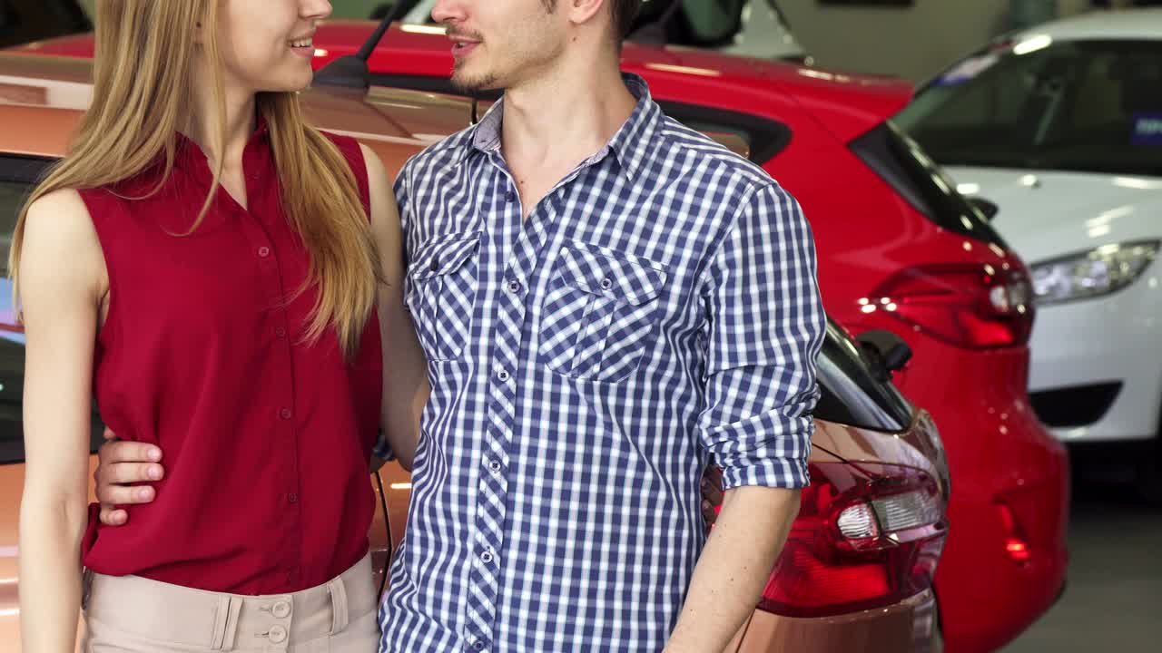 러에서 자동차 열를 보여주는 웃는 커플의 절단