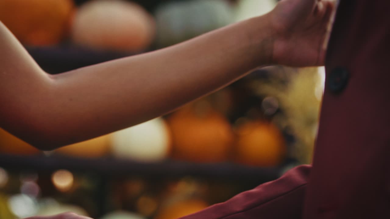 Una pareja de manos en la mano.