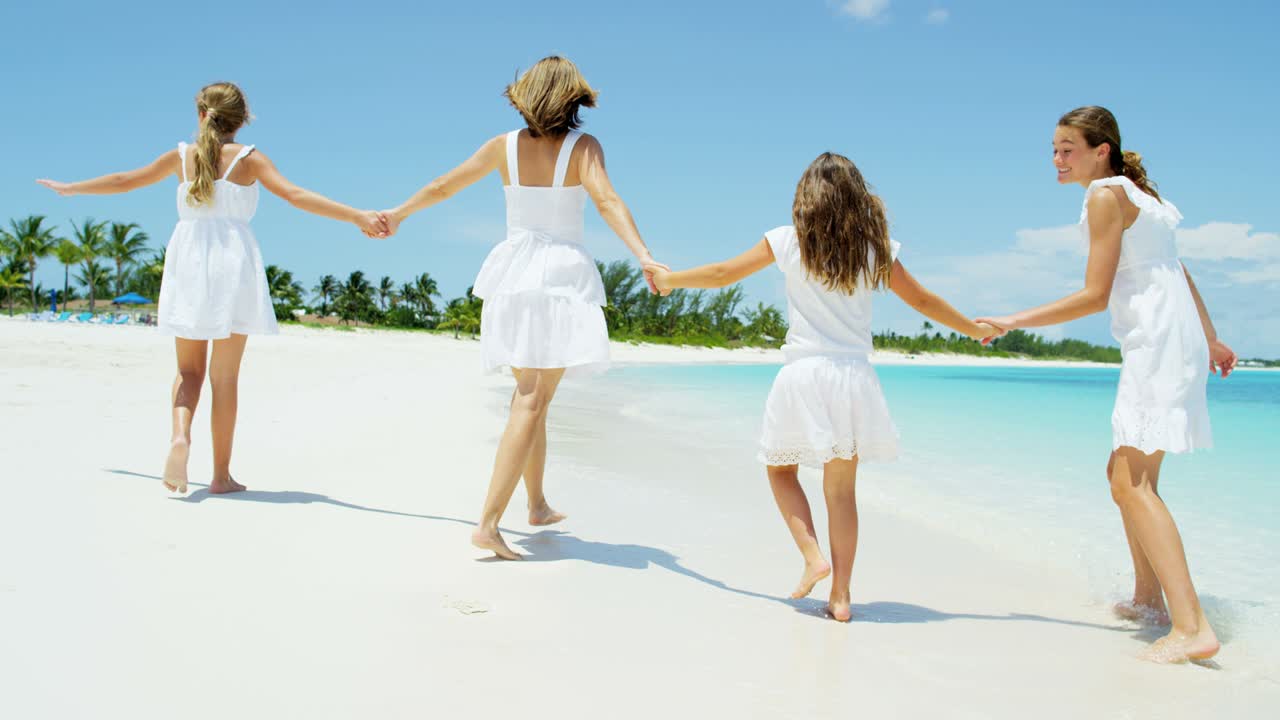 백인 어머니 와 세 딸 이 휴가 를 보내고 있다