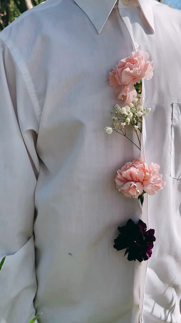 Fiori in una camicia bianca