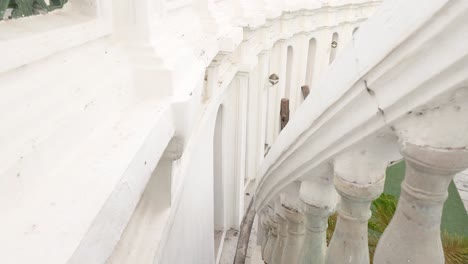 un tranquilo recorrido por la intrincada arquitectura blanca de wat prayurawongsawat en bangkok, que muestra sus elegantes curvas y su ambiente sereno