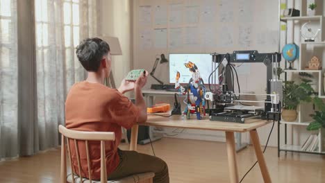 estudiante trabajando en un proyecto de impresión 3d en casa