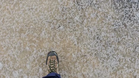 Eine-Person-Läuft-Auf-Einer-Schneebedeckten-Fläche