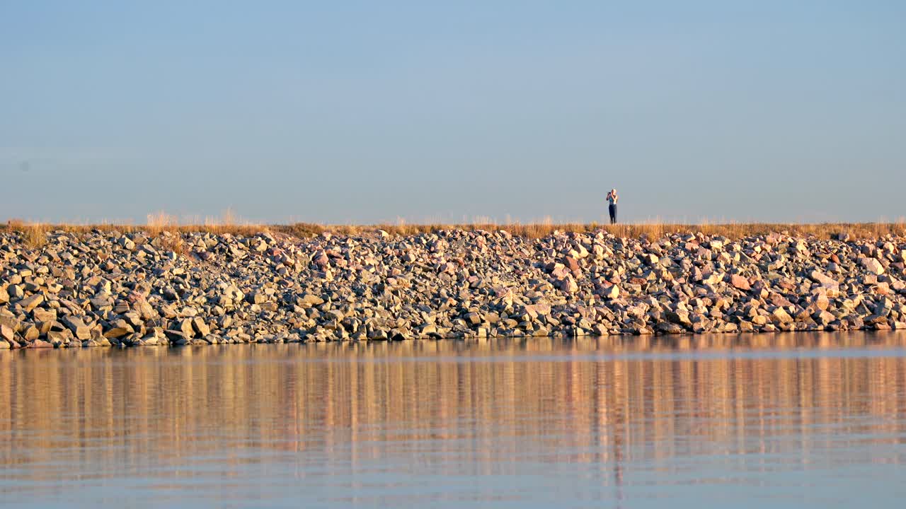 콜로라도 볼더 저수지를 따라 오솔길을 걷고 있는 여성