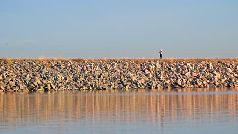 Frau,-Die-Auf-Einem-Pfad-Entlang-Des-Boulder-Reservoirs-In-Colorado-Läuft