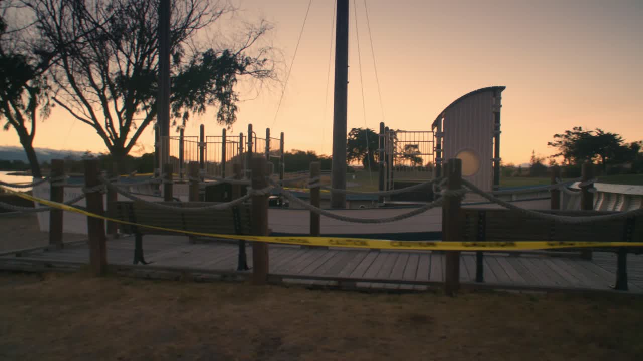 parque infantil cerrado en forma de barco al atardecer