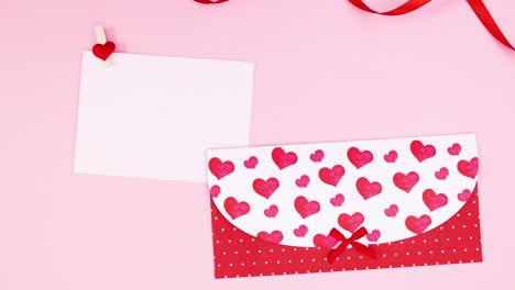 el papel de stop motion del día de san valentín sale del sobre y aparecen el regalo y la cinta. stop motion