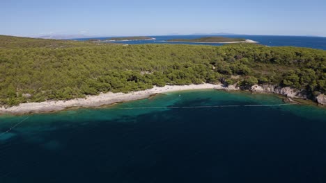 bellas imágenes de un dron de una playa natural y una isla
