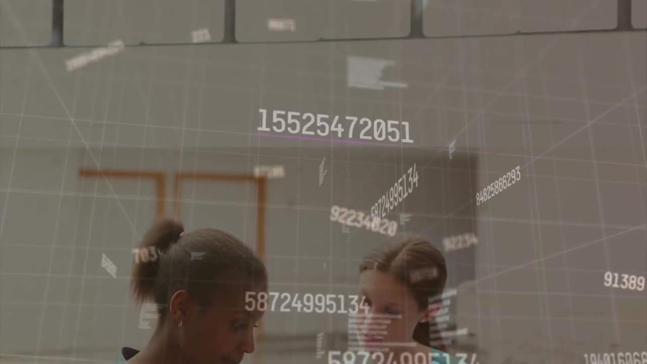 animación de números sobre diversas mujeres médicas hablando