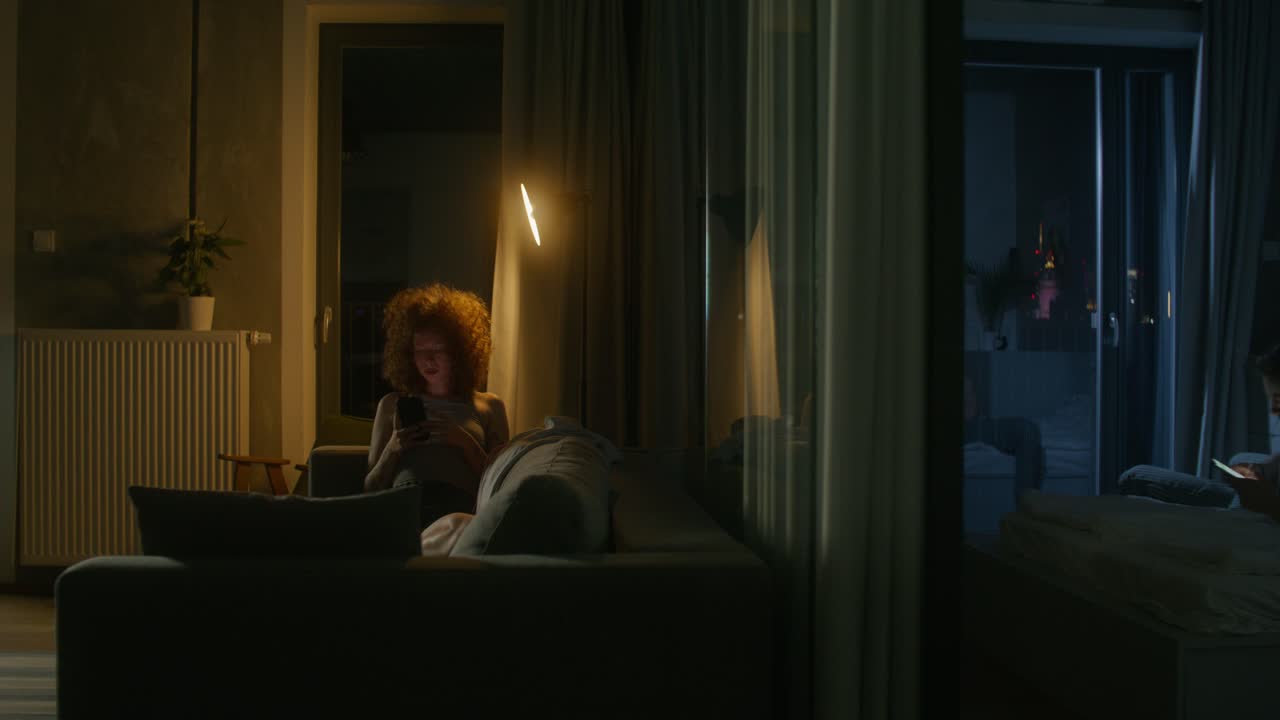 Unge voksne slapper af derhjemme om natten