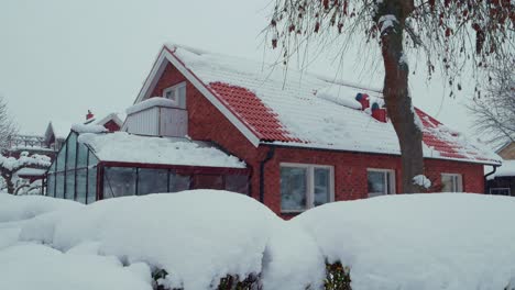 Kleines-Backsteinhaus-In-Schweden-Nach-Starkem-Schneefall-Eingeschneit