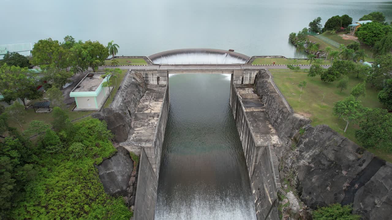 Cinematic aerial footage of Sungai Selangor Dam in Malaysia, showcasing its majestic spillway and vast reservoir. This footage highlights the dam's impressive engineering and natural beauty.
