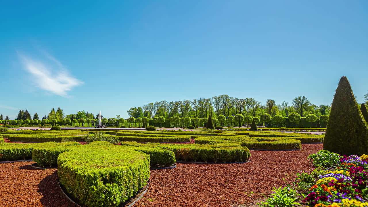 timelapse de movimiento de personas caminando en los jardines botánicos del palacio rundale en letonia