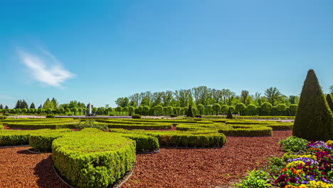 Timelapse-De-Movimiento-De-Personas-Caminando-En-Los-Jardines-Botánicos-Del-Palacio-Rundale-En-Letonia