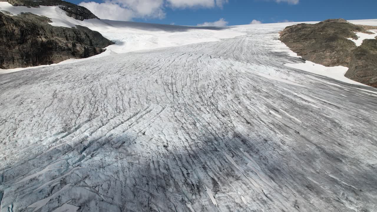 구름의 그림자가 노르웨이의 hardangerjokulen 빙하 위로 움직입니다.