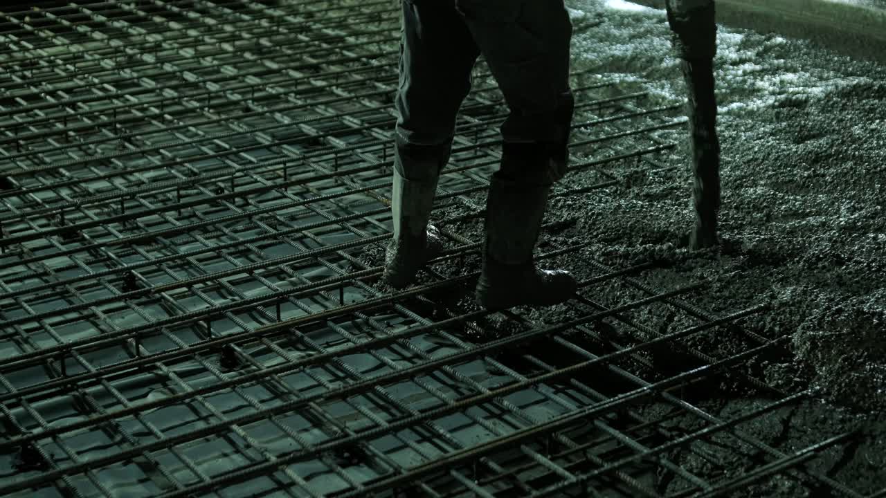 철근 콘크리트: 노동자가 토대를 콘크리트로 만들고, 레버, 철근에 시멘트 모터를 부어, 건축가들은 공장을 짓고, 거를 짓고 있습니다.