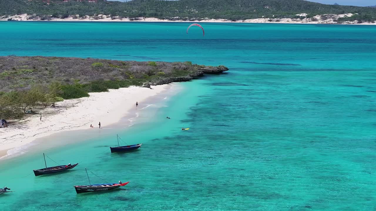 Video of a kiteboarder at Madagascar Emerald Sea (Mer d'Emeraude) - This is a shallow lagoon located in the north of Madagascar near Diego Suarez